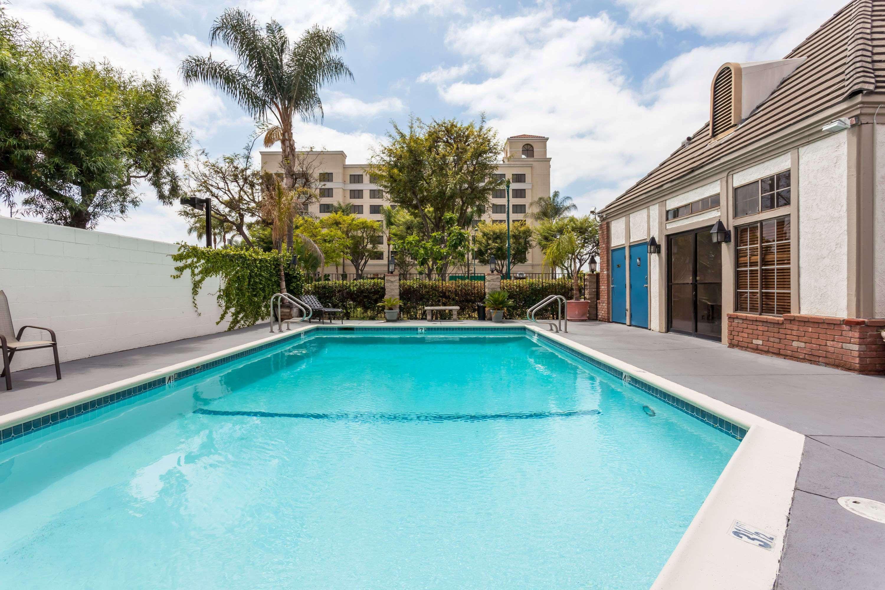 Ramada By Wyndham Anaheim Convention Center Hotel Екстериор снимка