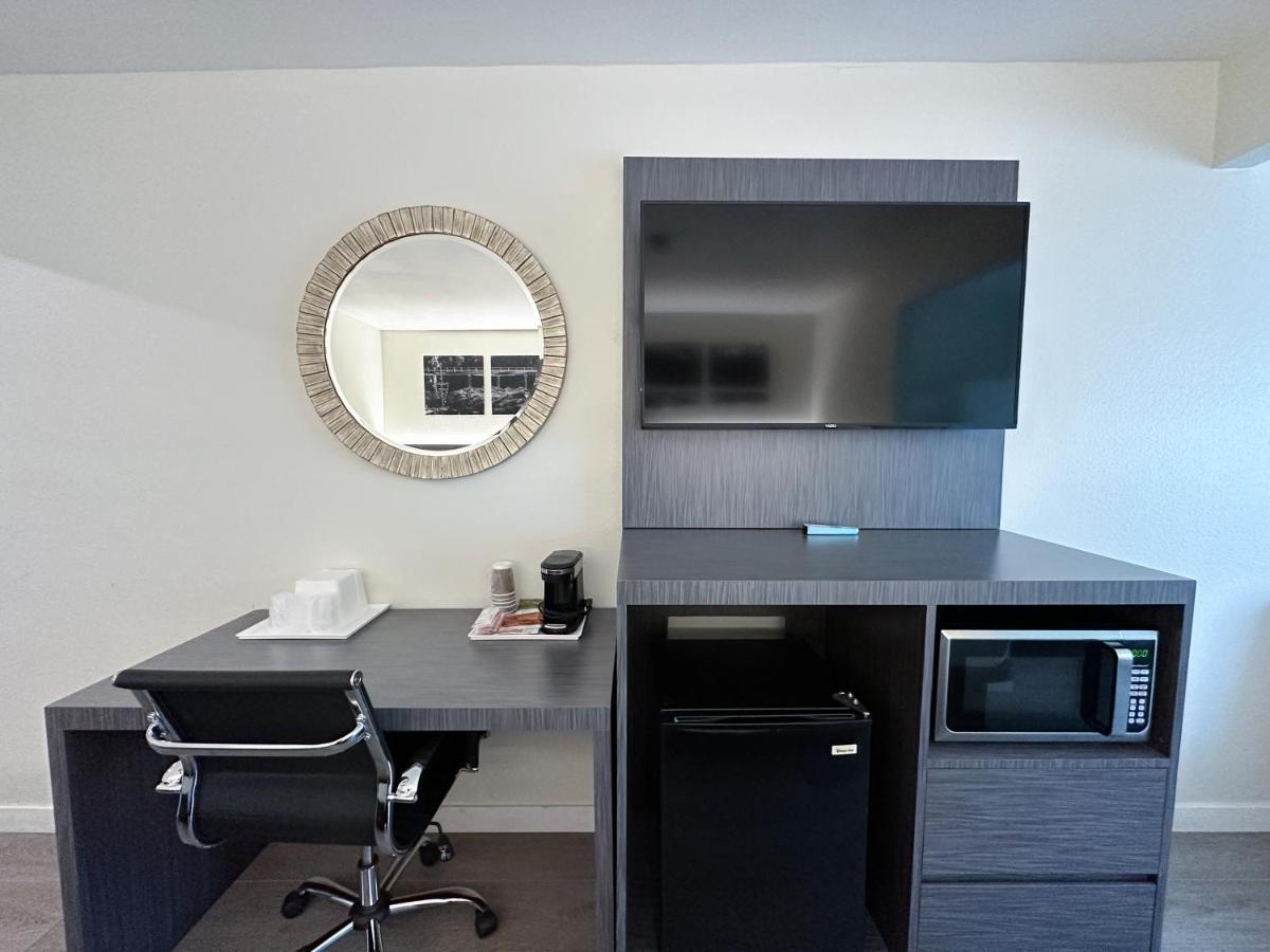 Ramada By Wyndham Anaheim Convention Center Hotel Екстериор снимка