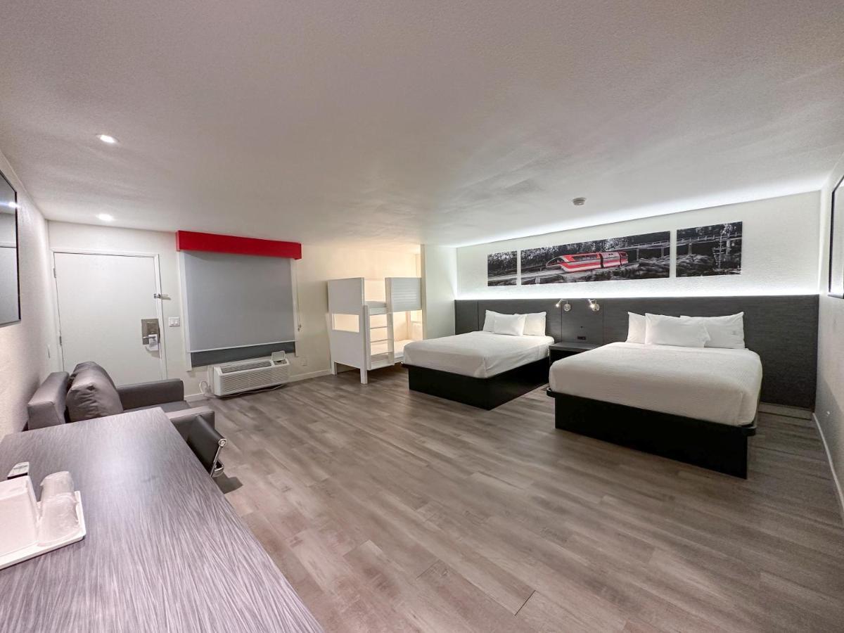 Ramada By Wyndham Anaheim Convention Center Hotel Екстериор снимка