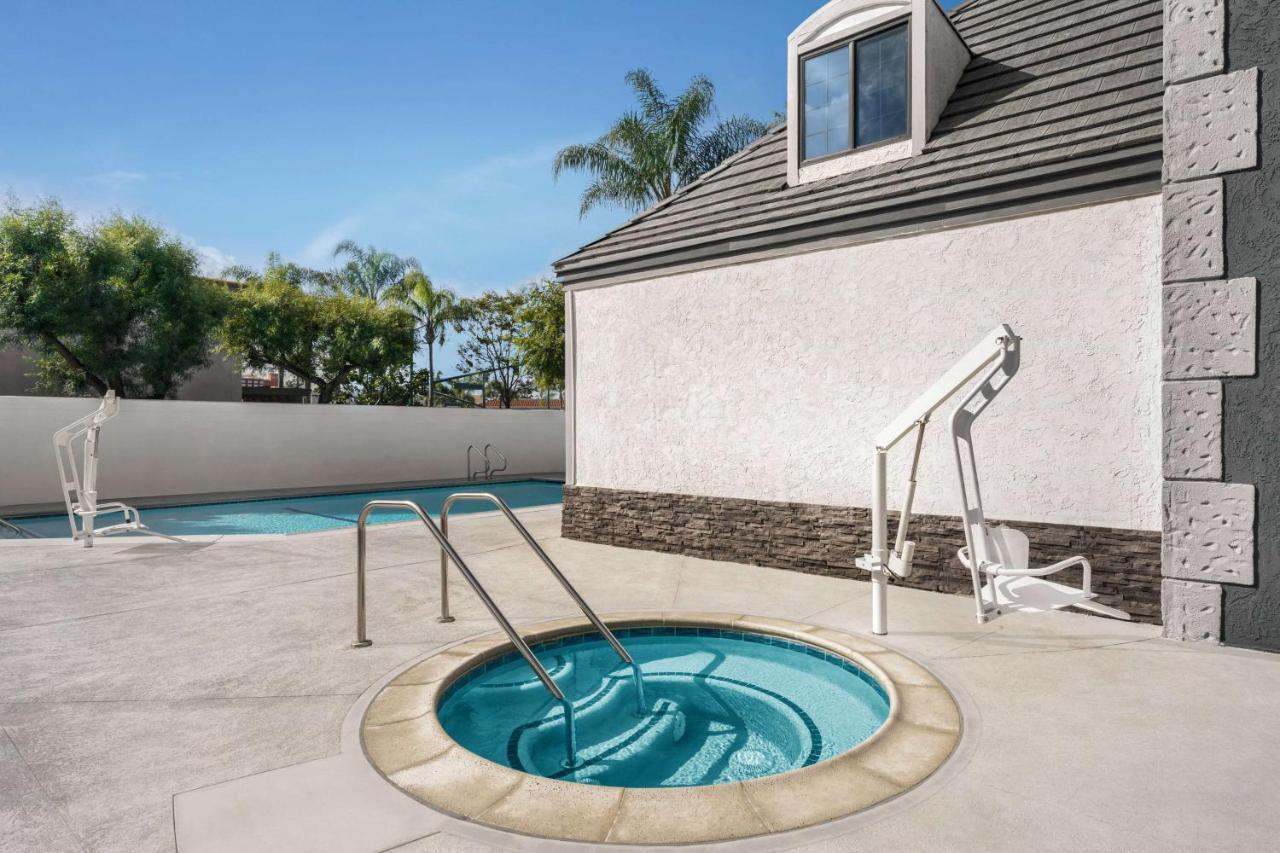 Ramada By Wyndham Anaheim Convention Center Hotel Екстериор снимка