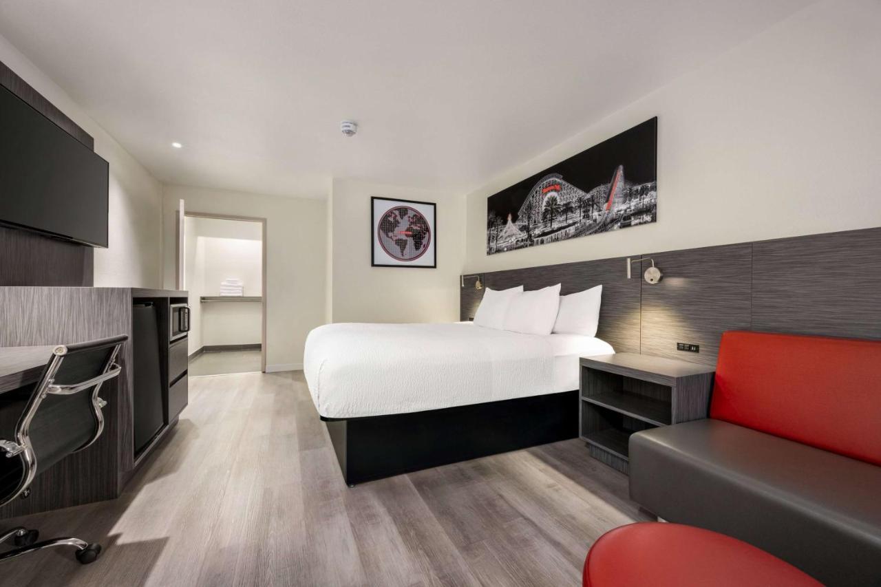 Ramada By Wyndham Anaheim Convention Center Hotel Екстериор снимка