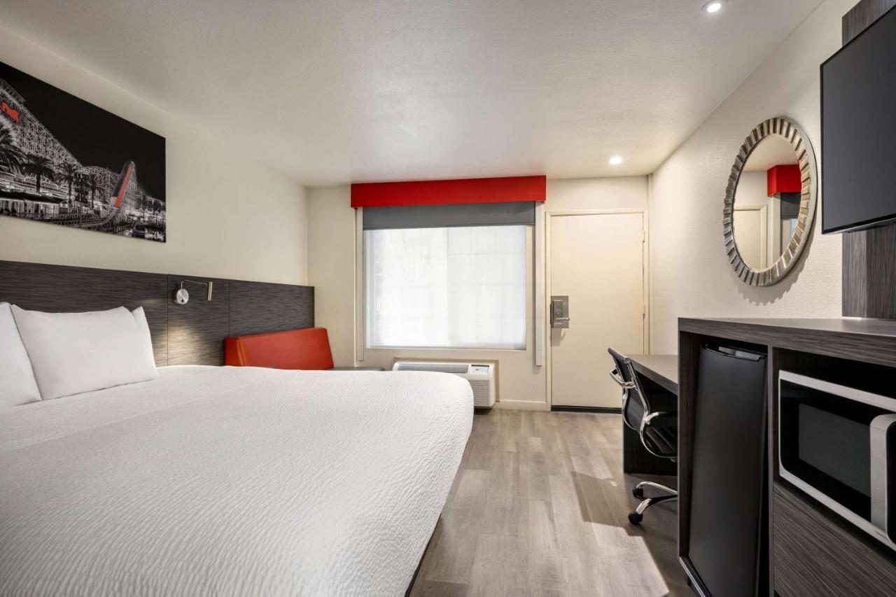 Ramada By Wyndham Anaheim Convention Center Hotel Екстериор снимка
