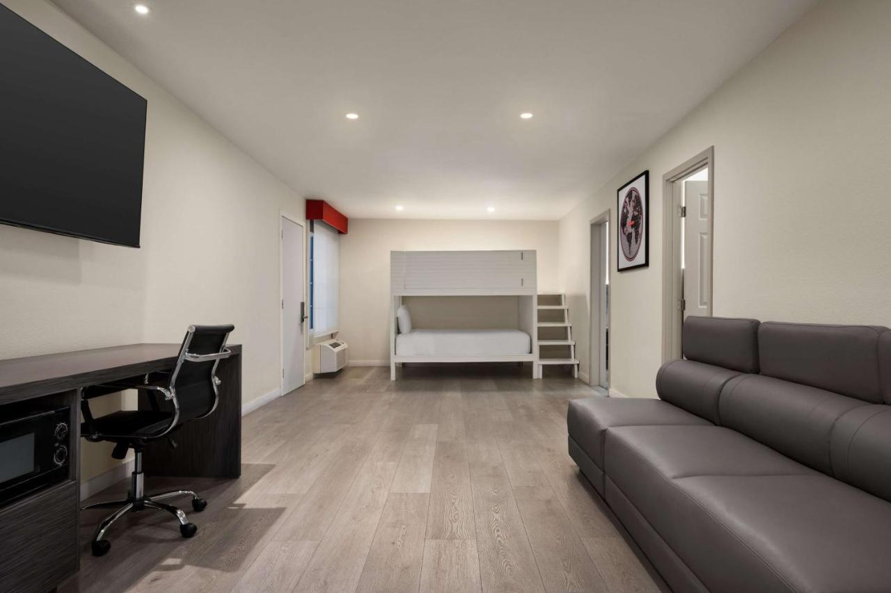 Ramada By Wyndham Anaheim Convention Center Hotel Екстериор снимка